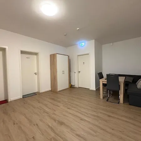 Business 134 - Monteur- & Mit 8 Einzelbetten Apartment *